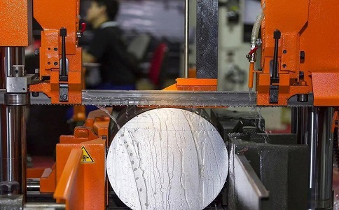 吉州立式金属带锯床切削出现跑带故障解决方法！